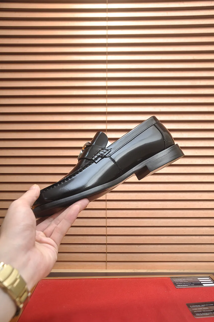 Men's men's shoes 💰560💶 [LV] (original single cowhide lining) 🍀LV's latest genuine leather business suit shoes are launched simultaneously on the official website. The first-layer cowhide imported from Italy is made of heavy gold, 💥1:1 rubber outsole from the official website. Versatile to wear, high-end without losing class, and the color combination is extraordinary. This four-season style is alluring when worn on your feet, showing off your big-name flair. Standard code 38-44 (45 customized)